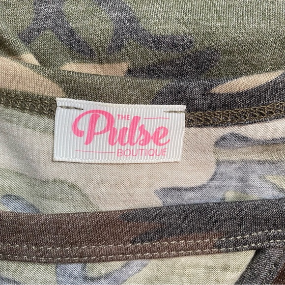 The Pulse Boutique Cap-Sleeve Camo Tunic Top - Size Small - Picture 9 of 10